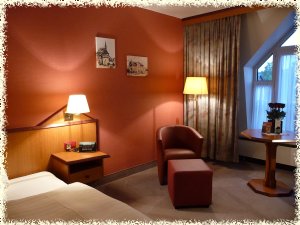 Blick in ein Zimmer im Dachgeschoß